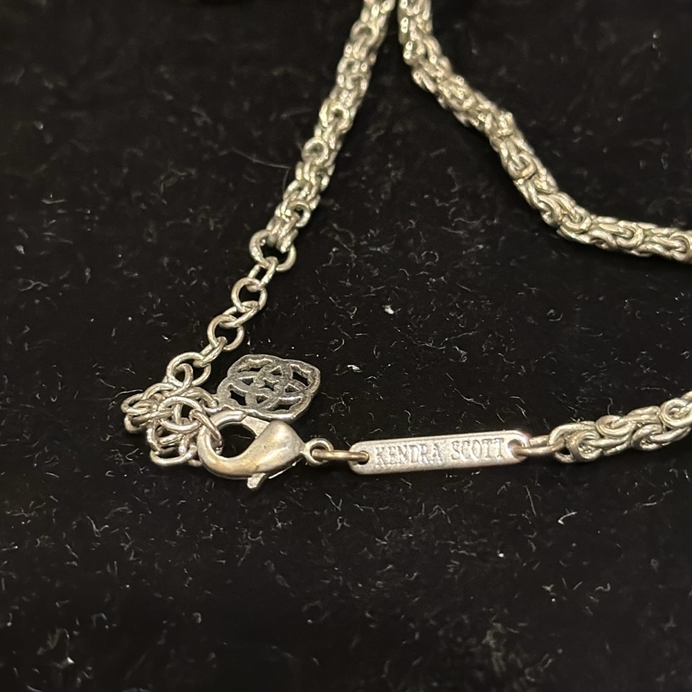 KENDRA SCOTT LONG SILVER NECKLACE - Picture 4 of 4